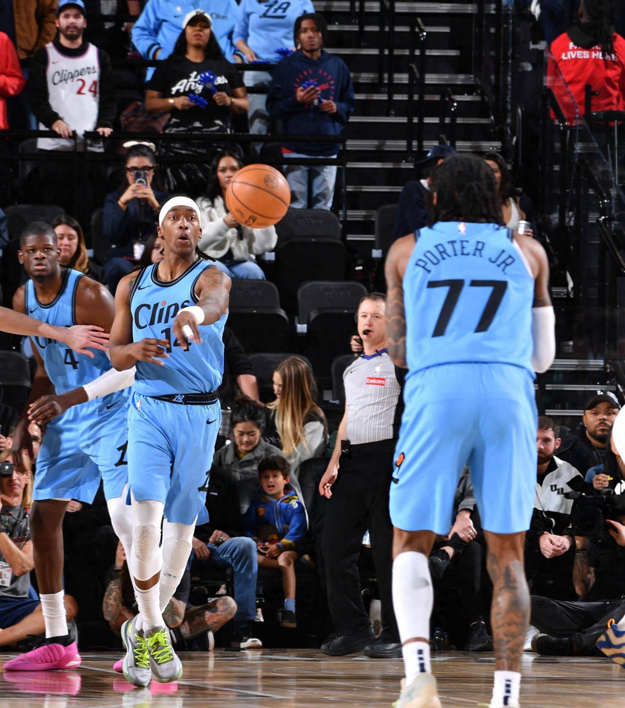 面对连败,快船队球员展现团结一致 面对连败,快船队球员展现团结一致