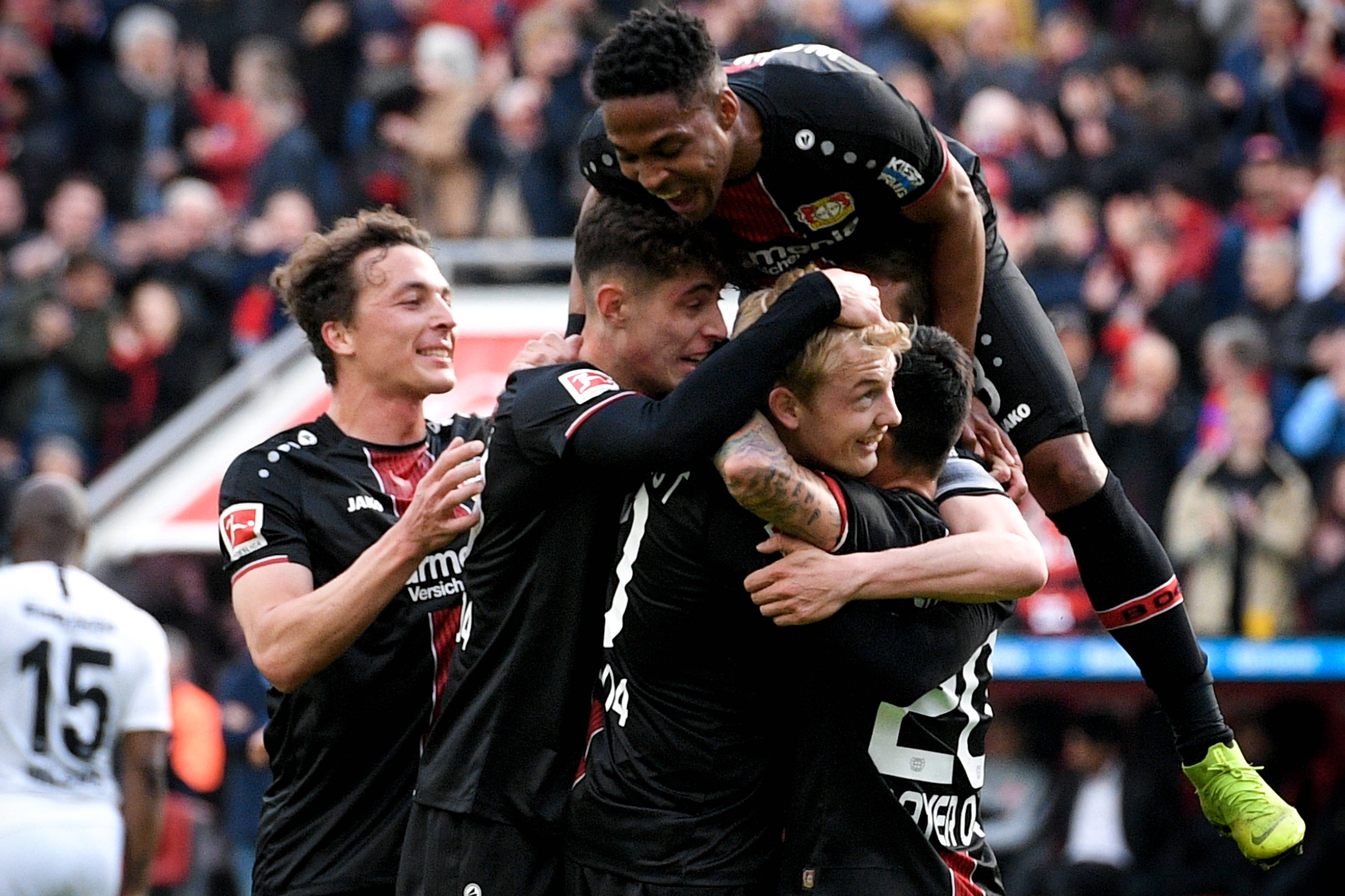 勒沃库森门将连续扑出点球，助球队获胜