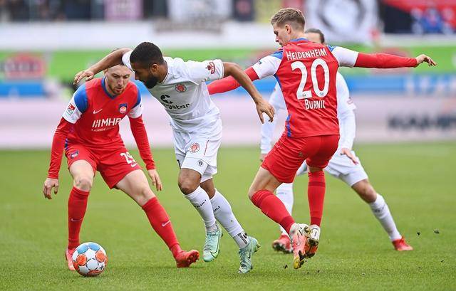 奥格斯堡客场取胜弗赖堡，众将表现出色斩获胜利