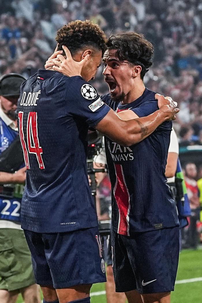 包含大巴黎逆转取胜，欧冠冠军梦想蔚然成形的词条