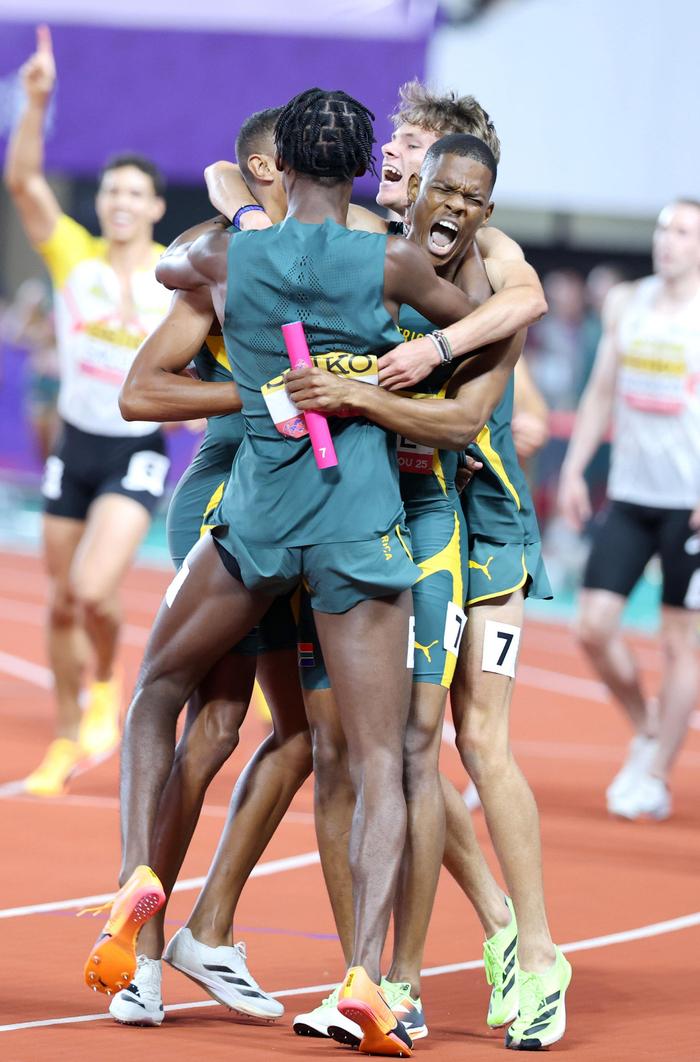 南非足球联赛火爆开赛，球员精神抖擞的简单介绍