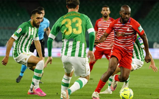 埃瓦尔客场战平对手，抢分成功