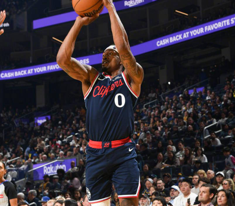 篮球明星在关键时刻挺身而出